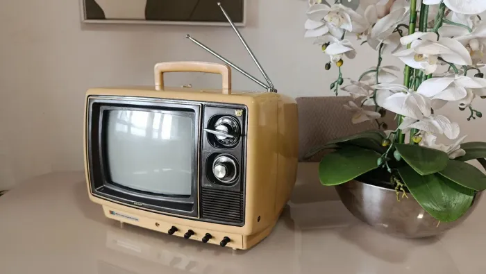 tv antiga funcionando. 