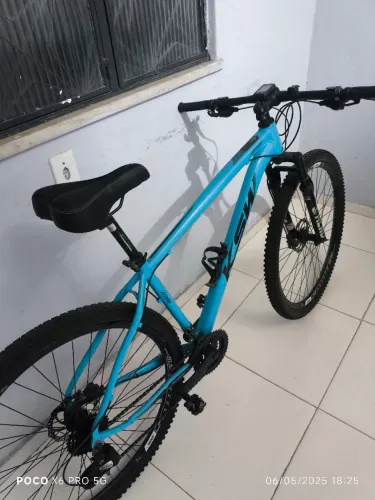 Vendo uma bike aro 29 marca ksw grupo Shimano altus freio hidráulico pedal clipe e GPS