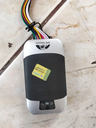 rastreador veicular GPS Tracker modelo TK-303, compatível com carros e motocicletas.