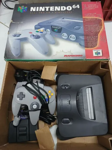 Nintendo 64 Playtronic na caixa com jogo