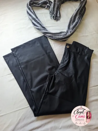 Calça em courino cargo