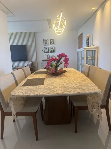 Mesa e 6 cadeiras, tudo em madeira por um preço incrível