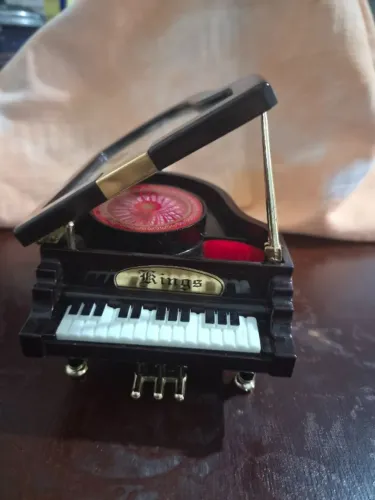Caixinha de música para presentear modelo Piano