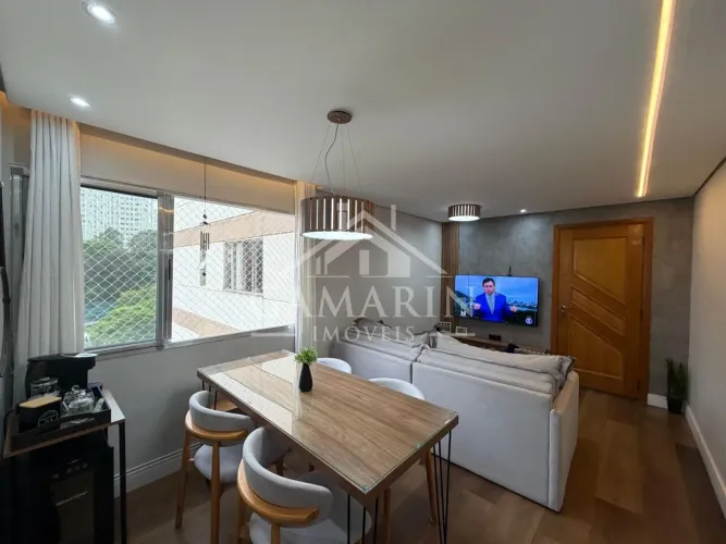 Apartamento a venda reformado e completo com três quartos e dois banheiros .