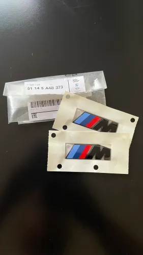 Kit de emblemas laterais BMW M Performance preto brilhante.