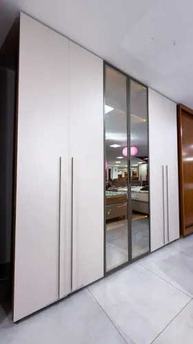 ROUPEIRO DUPLEX LARGURA 2,43 PORTAS CENTRAIS DE VIDRO E LED 