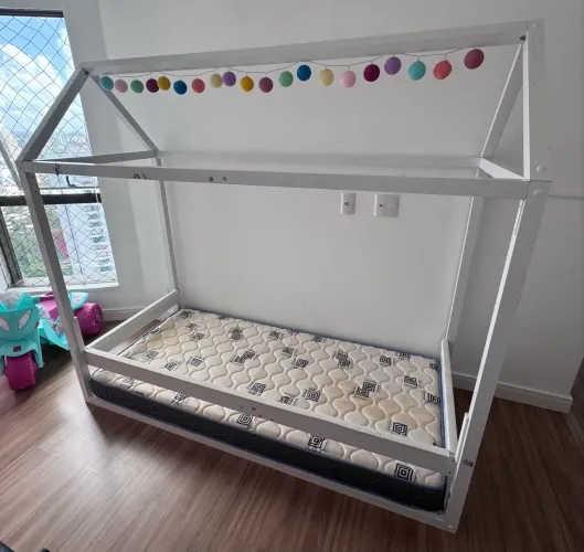 Cama montessoriana infantil