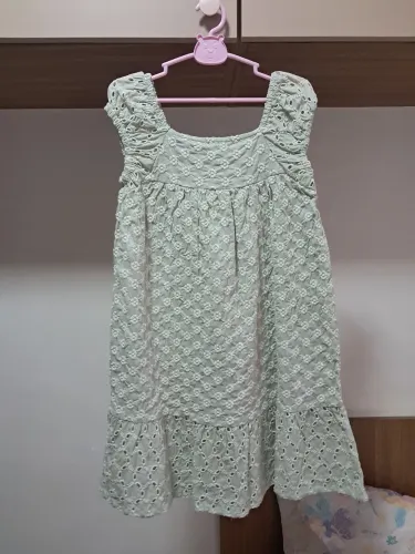 Vestido laser verde claro elegante