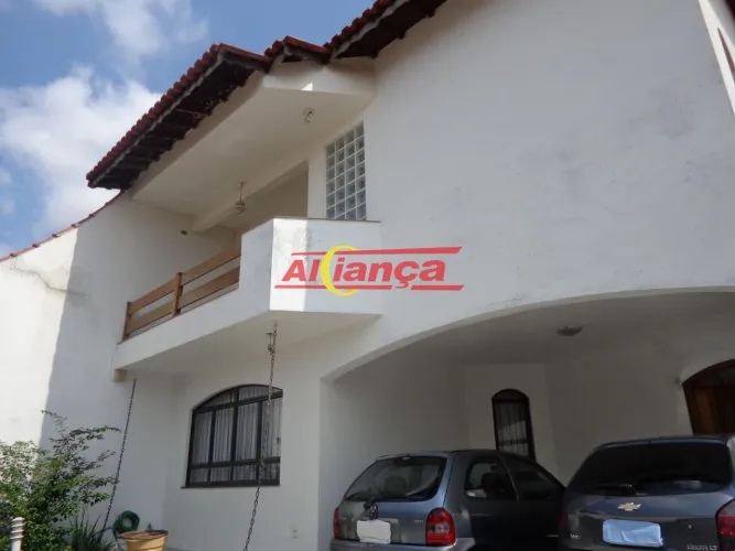 Sobrado amplo com 5 dormitórios, suíte, edícula e 4 vagas no Jardim Santa Mena