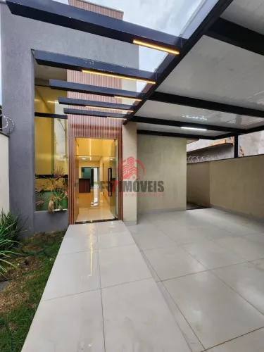 CASA COM QUINTAL AMPLO E GRAMADO NO SETOR CÂNDIDA DE MORAIS - GOIÂNIA - GO