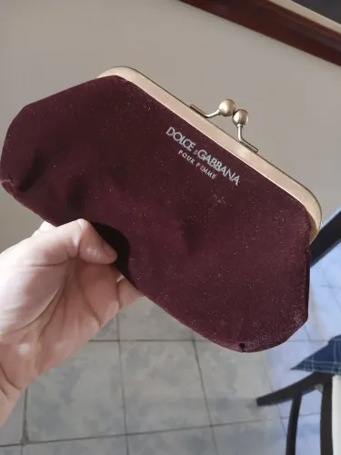Bolsa clutch feminina em veludo bordô, modelo vintage com fecho metálico tipo beijo.