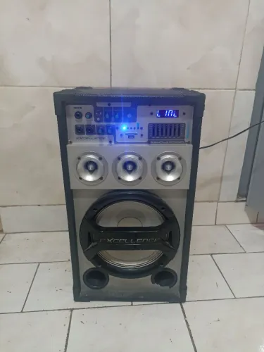 Vendo caixa de som com amplificador sonoro embutido pra microfone e etc...