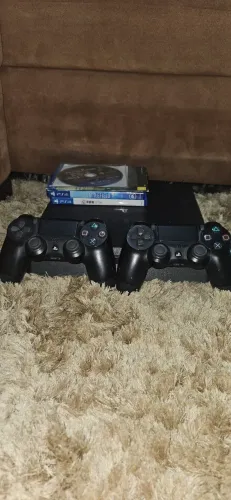 Ps4 slim 1 tb CDs inclusos 2 controles e cabos