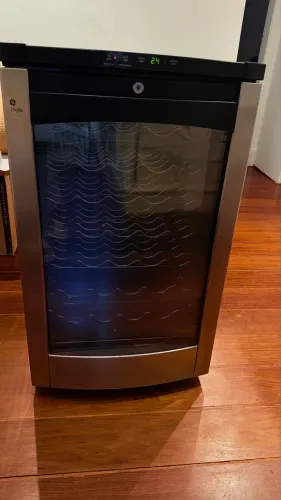 Adega GE Profile climatizada para 29 garrafas - R$ 900