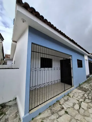 Casa em condomínio no Valentina com 2 quartos , suíte e quintal em L
