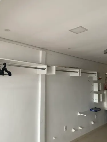 Vendo araras em MDF para roupas usadas