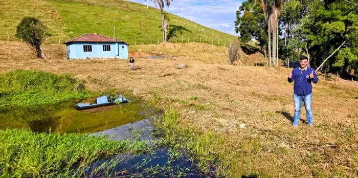CHÁCARA FORMADA COM LAGO