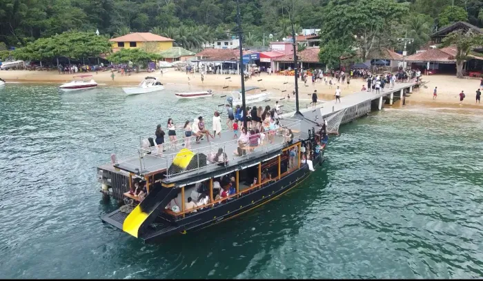 Vendo escuna 70 passageiros 2 andares tobogã embarcação excelente 