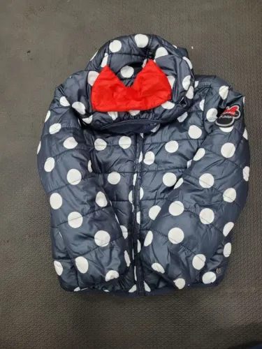 jaqueta infantil da disney, tamanho 4, na cor azul marinho com bolinhas brancas.