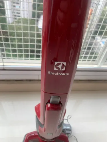 Aspirador de Pó Vertical sem fio Eletrolux ergorapido 2x1 vermelho 