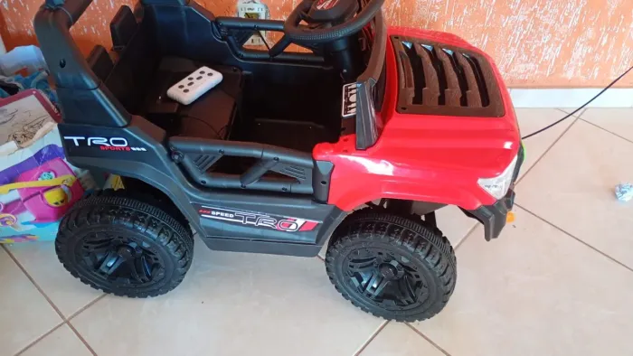 Carrinho de controle remoto, recarregável, buzina, música. 