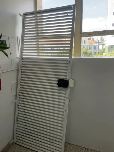 Porta de grade com fechadura elétrica 2,10x80