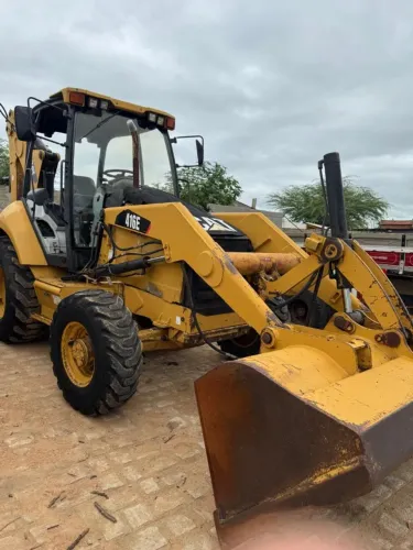 RETROESCAVADEIRA CAT 416E 2010.