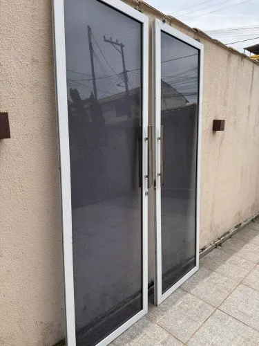 Porta dupla em Esquadria