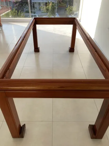 Mesa de 2, 20 M , de madeira envernizada .