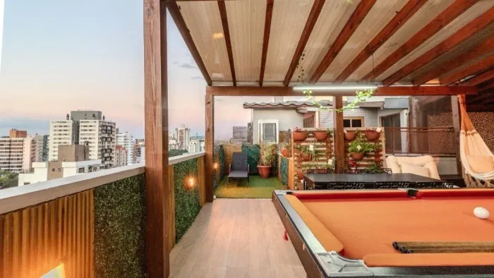 Cobertura de Luxo no Menino Deus: 2 Suítes, 2 Vagas, 97m² Privativos e Mobiliada - Porto A