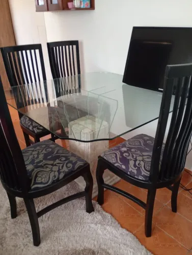 Mesa de vidro com 4 cadeiras