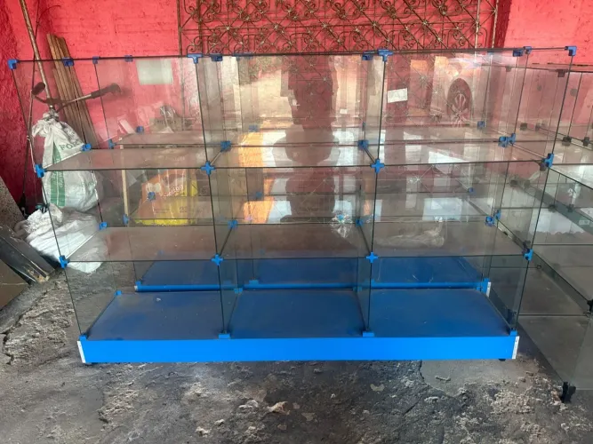 Vitrine de vidro com madeira 