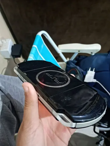 PlayStation Portátil (PSP) modelo 1000 (conhecido como PSP Fat).
