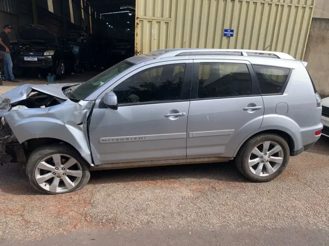 Mitsubishi Outlander V6 GT 2011 com teto . Somente venda de peças separadas.