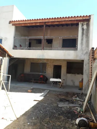 SOBRADO RESIDENCIAL AOS FUNDOS COM 3 DORMITÓRIOS, 2 SUÍTES, 5 VAGAS DE GARAGEM E NA FRENTE