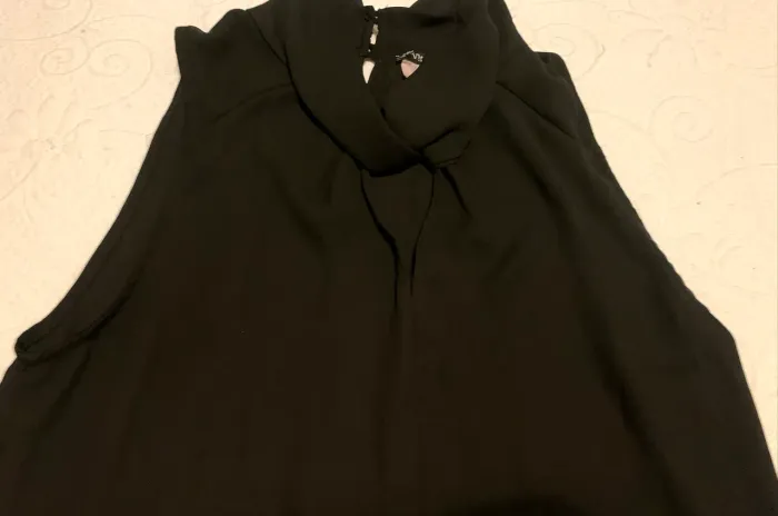 Blusa steel feminina preta com transparência e delicado detalhe na gola. Tamanho: M