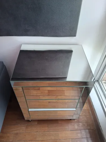 Mesa espelhada com três gavetas nova
