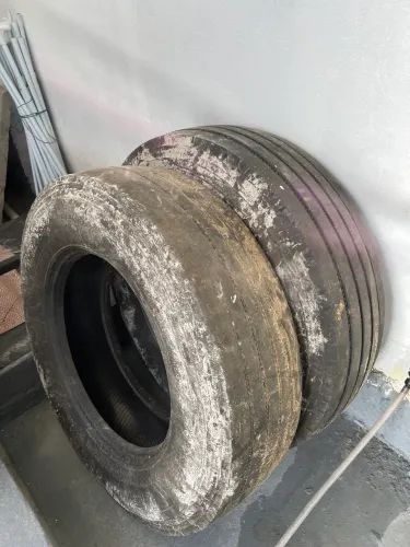 Pneus de caminhão 275 nunca recapado era da dianteira