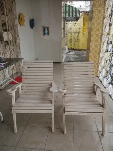 Duas poltronas de madeira