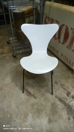 Cadeira modelo formiga. 40,00