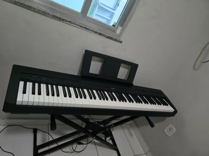 Vendo excelente piano yamaha P45, semi novo. Usado poucas vezes, seis meses de uso