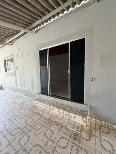 Casa com areia enorme