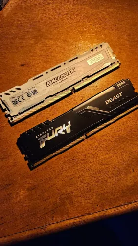 Memórias RAM DDR4 32GB (2x16GB) - Kingston Fury Beast + Crucial Ballistix