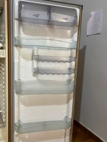 Vendo uma geladeira,da marca cônsul