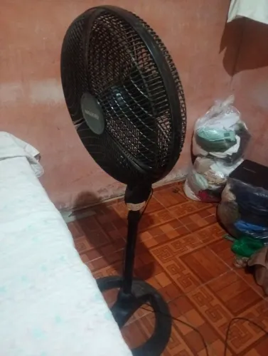 Ventilador grande de pé vendo por motivo de viagem 