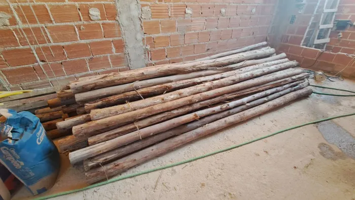 Vendo lote com 74 escoras de eucalipto medindo 3,10m cada e vendo 23 tábuas de 3mx0,20cm