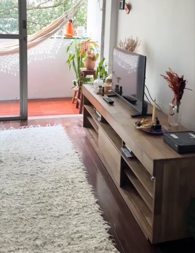 Rack para TV grande com bastante espaço de armazenamento