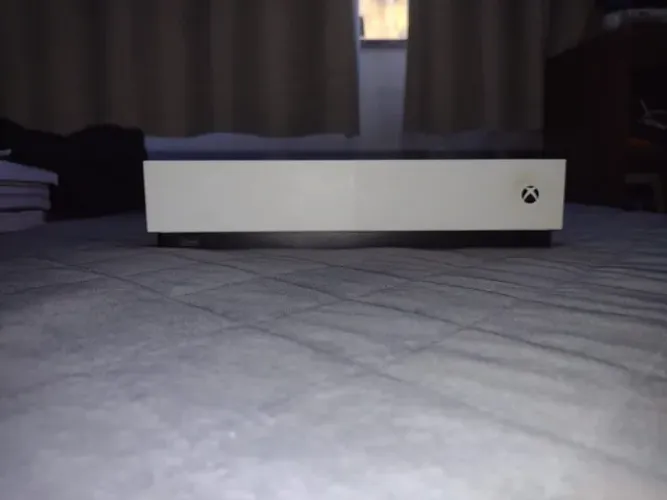 Xbox One 750GB - Ótimo estado! Único dono, cabos originais (Sem controle)