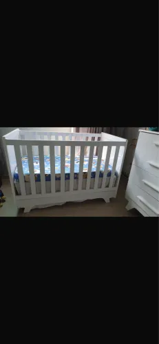 Berço 2 em 1 muito bem conservado ele vira cama