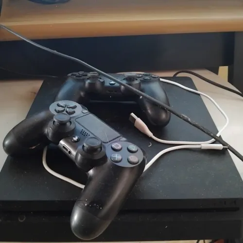 Playstation 4 1tera 500 giga de ram desbloqueado sem caixa 2 controles com last of us